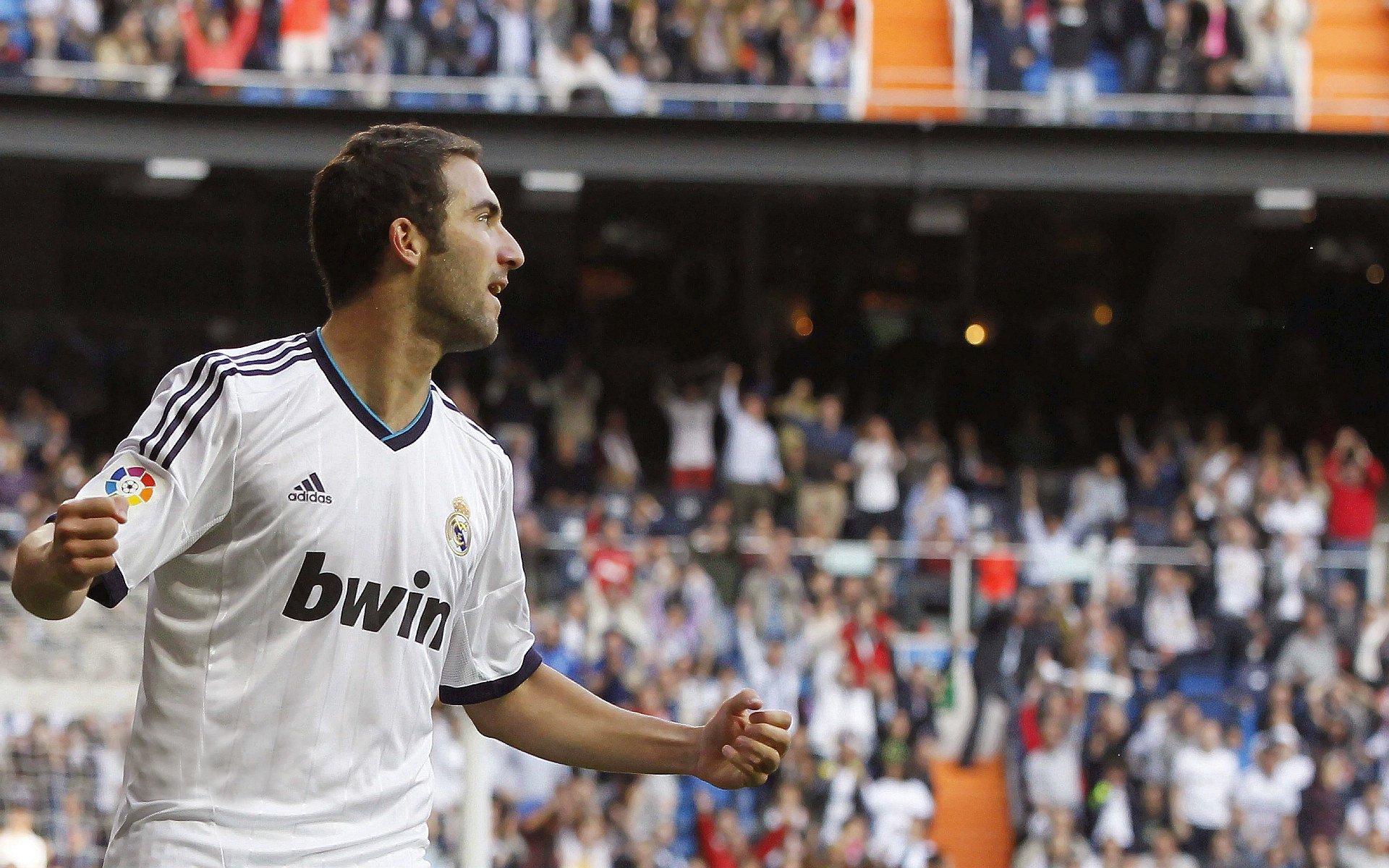 中超联赛激战正酣，争冠保级悬念迭起